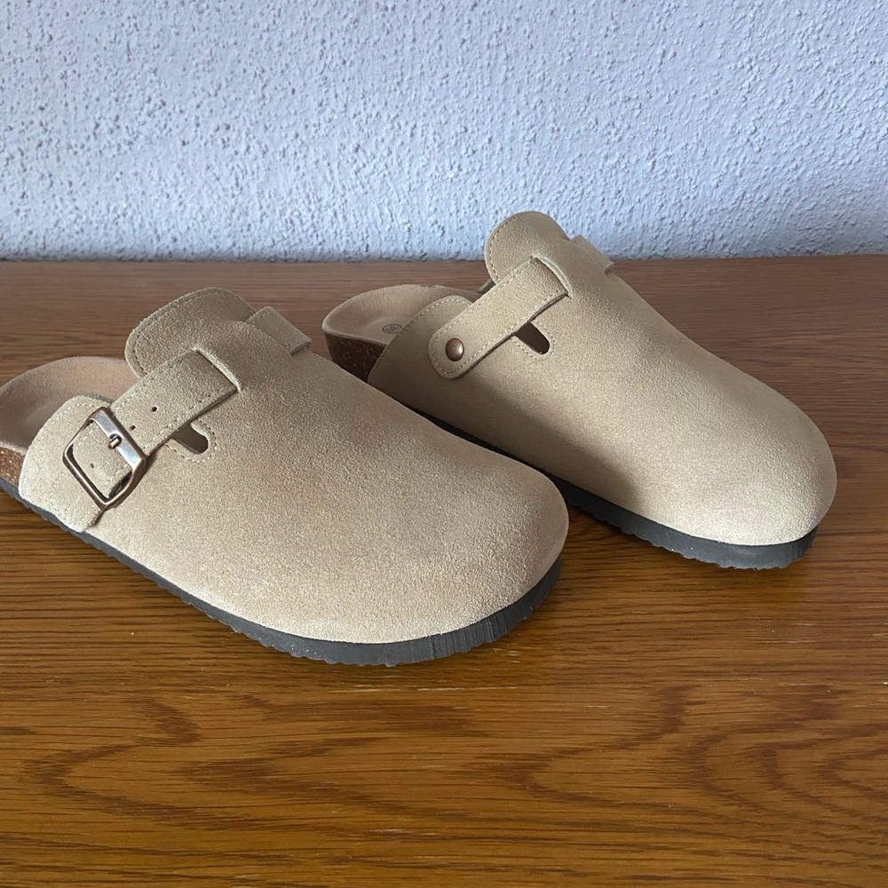 New ODOLY Women’s (size 39) 7.5/8 Suede Clogs